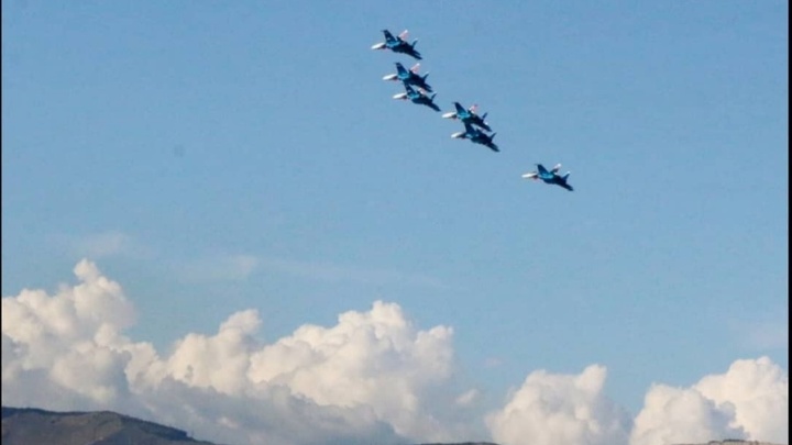 Русские Витязи поздравили Новороссийск с Днем города, исполнив авиашоу