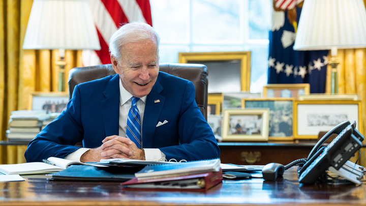 Актёр Дюжев получил за роль Байдена санкции от Латвии и Канады