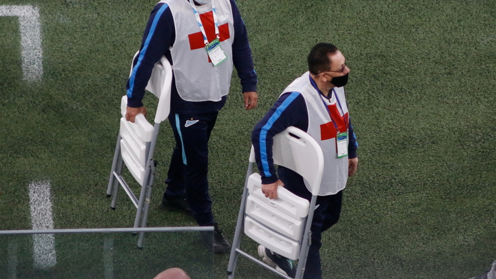 Полузащитника “Крыльев Советов” Егора Ушакова с матча в Калининграде увезла скорая помощь