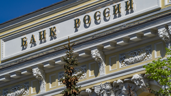 Деньги пришли другому человеку: ЦБ назвал риски и сроки по зачислению зарплат по номеру телефона