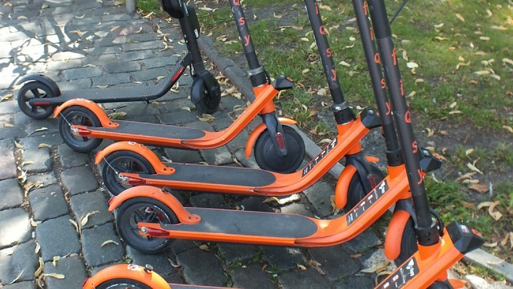 В Краснодаре хотят запретить бесконтрольную парковку велосипедов и самокатов