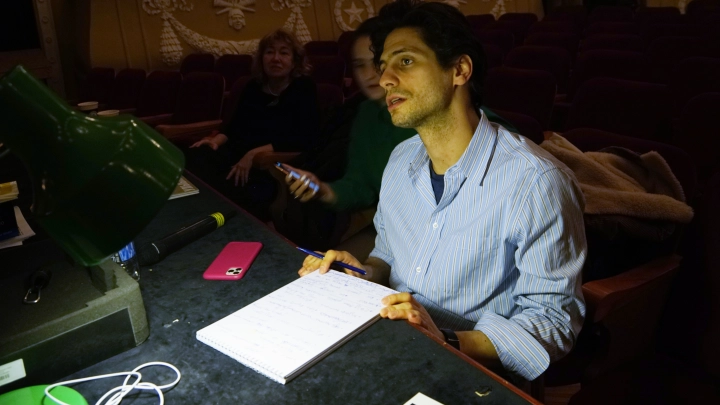 Это очень смешно: Бежавший из России режиссёр теперь ругает власть и кино в США