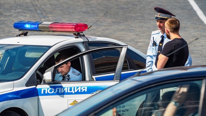 Подлечится в больнице: в Челябинске пугавшего людей соседа забрали медики