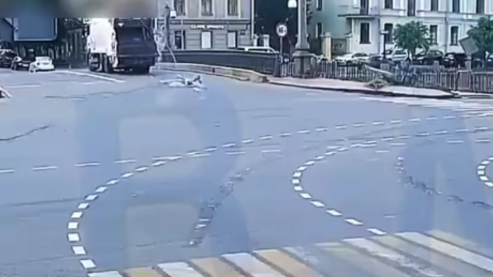 Мусоровоз снес несколько светофоров в центре Петербурга