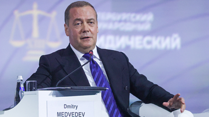 Медведев пошёл в наступление на Макрона, назвав его петухом