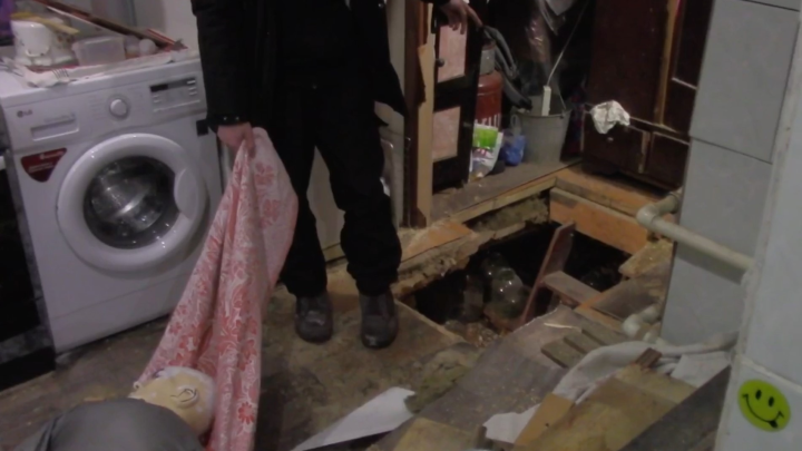 Тело нашли в погребе: в Нядоме 17-летний подросток убил свою мать