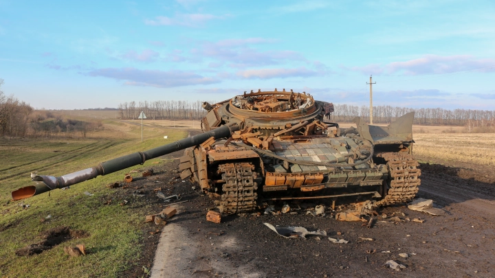 Танк ВСУ в упор расстрелял Ниву медиков с мирными жителями в ДНР