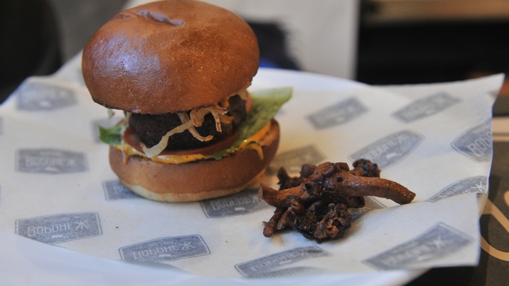 Коронавирус на Кубани на 11 ноября: местным жителям за вакцинацию обещают бесплатный бургер