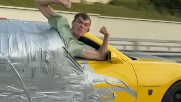 В Сочи на 5 суток арестовали водителя за приклеенного к иномарке блогера