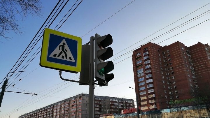 В Челябинске для автомобилистов поставили светофор на опасном перекрёстке Северо-Запада