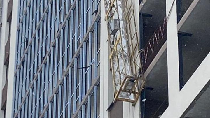 Опубликовано видео падения люльки с тремя рабочими в Новосибирске