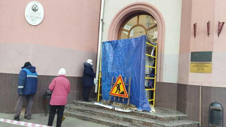 Вместо гирлянд и мишуры: здание Ростовводоканала решили украсить к новому году бетонными блоками