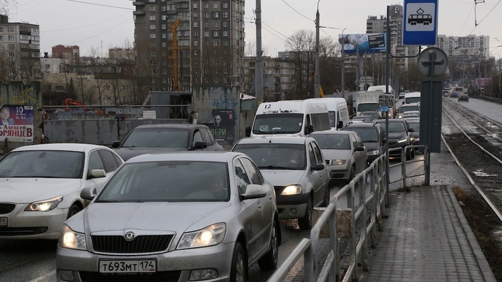 Пробки на 8 баллов заблокировали движение в центре Челябинска и на Северо-Западе