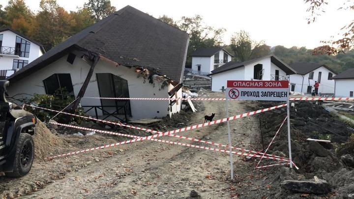 В Сочи оползень разрушает дорогу в селе Сергей Поле, где осенью грунт снес 22 коттеджа