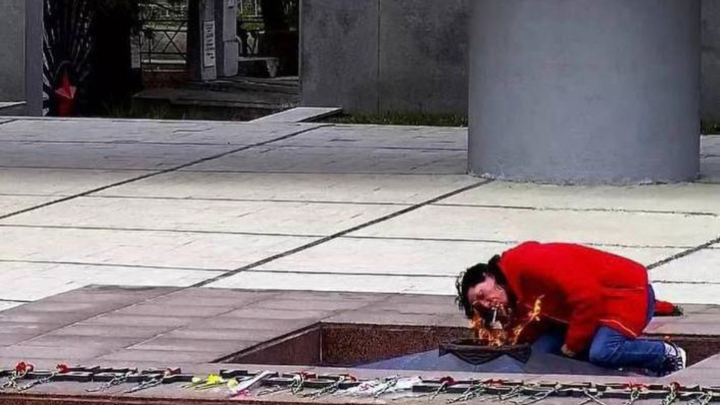 В Краснодаре пьяная женщина  бросила венок в Вечный огонь