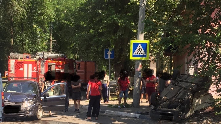 В Самаре в столкновении Lada Granta и вазовской девятки пострадало три человека: видео с места ДТП