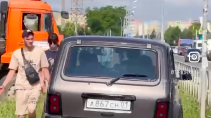 В Краснодаре оштрафовали водителя, объезжавшего пробку по тротуару