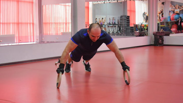 Житель Новороссийска хочет попасть в Книгу рекордов России, протащив тяжелый джип в стойке на руках