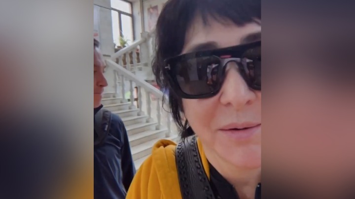 Певица Лолита сняла видео в кемеровском ЦУМе и сделала там покупки