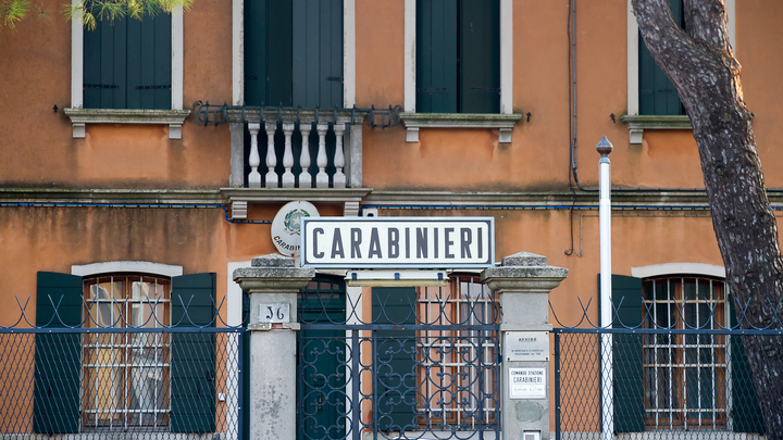 Мошенники с Украины попались при попытке обмануть генерала карабинеров в Италии