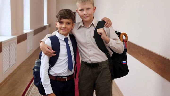 Школьники из Геленджика спасли семейную пару и ребёнка с тонущего катамарана