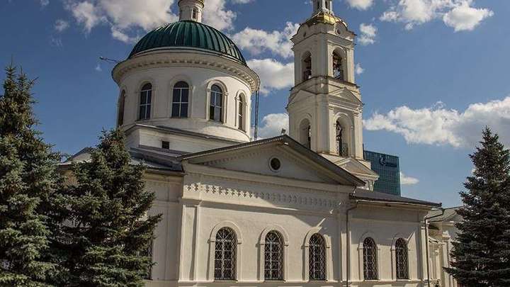 Взрывы в Храме: неизвестная женщина взорвала петарды в Никольском храме Оренбурга