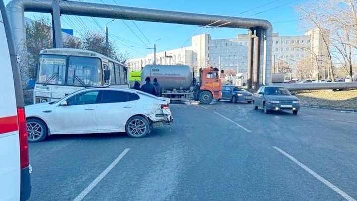 Маршрутный ПАЗ с пассажирами попал в тройное ДТП в Челябинске