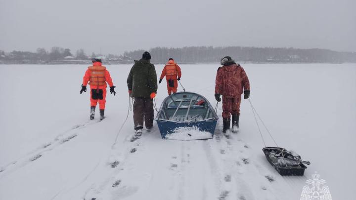 В Новосибирском водохранилище спасли девять рыбаков, дрейфующих на льдине