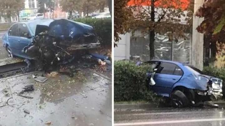 В городе Шахты водитель на иномарке снёс во время дождя уличные лавочки и столб