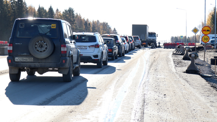 На трассе Екатеринбург — Пермь автомобилисты попали в глухую пробку