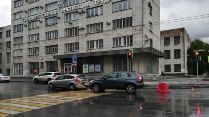 В Челябинске пешехода сбили сразу два автомобиля