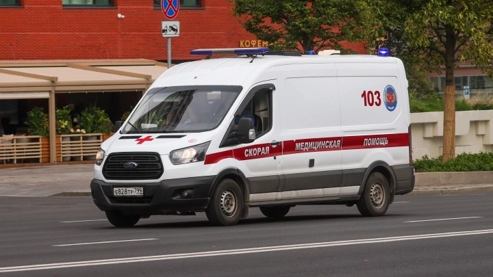 Land Cruiser и автобус столкнулись во Всеволожске и съехали в кювет. Три человека пострадали