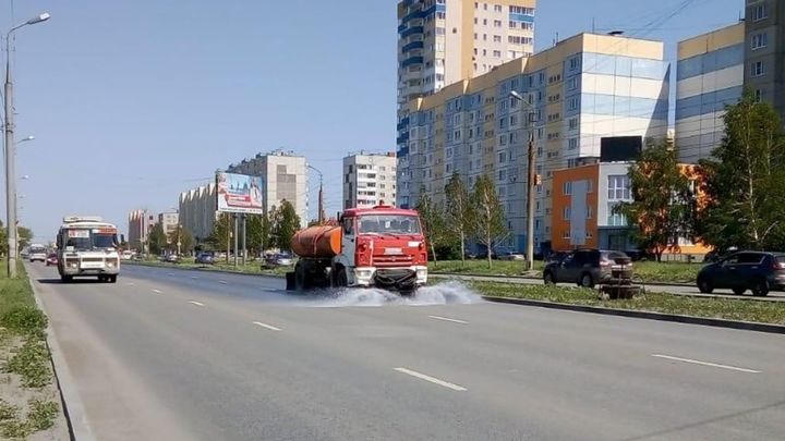 В Кургане поливают улицы, чтобы освежить жителей