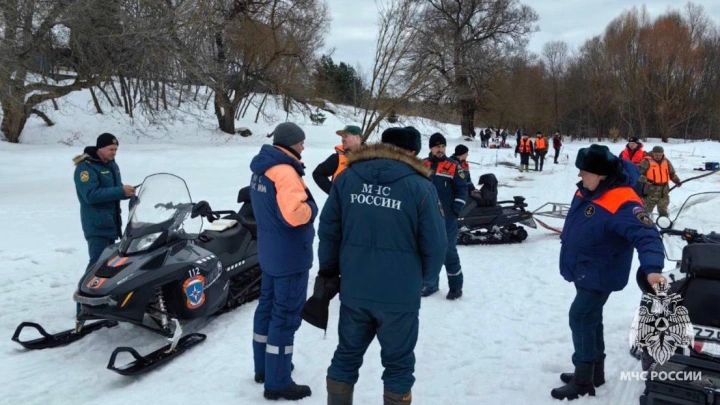 Отец одного из пропавших в Звенигороде подростков начал бурить лёд на реке