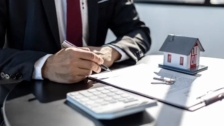 Сколько должна стоить квартира в России: мнение финансиста Селезнёва