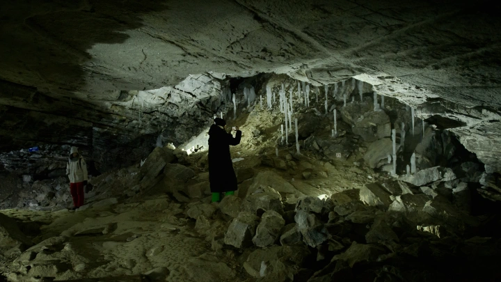 Поиски Усольцевых продолжаются: спасатели обследуют пещеры