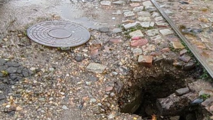 В центре Краснодара провалился грунт на трамвайных путях