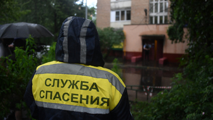 Спасатели показали, как вытаскивали застрявшую в мусоропроводе женщину в Нижнем Тагиле