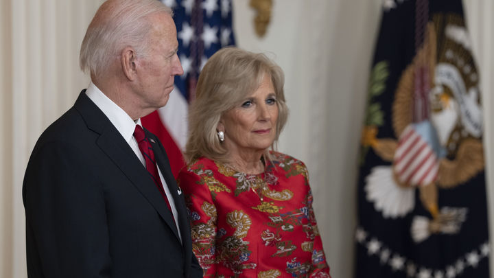 Жена Байдена выступила против проверки умственных способностей мужа: Смехотворно!