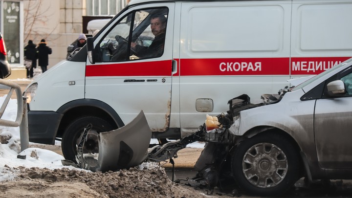 В Новосибирске водителя насмерть придавил опрокинувшийся автомобиль Honda Fit