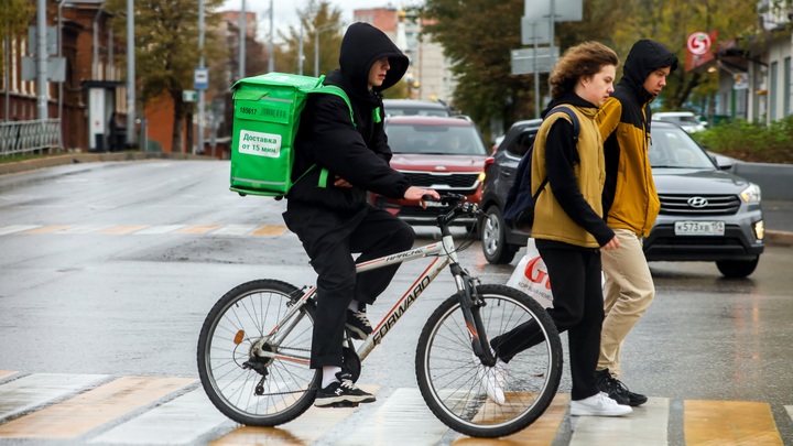 Курьеры зарабатывают больше программистов? Экономист объяснил феномен