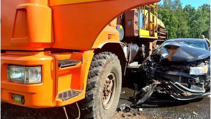 В Самарской области легковушка врезалась в КАМАЗ. Трое пострадали