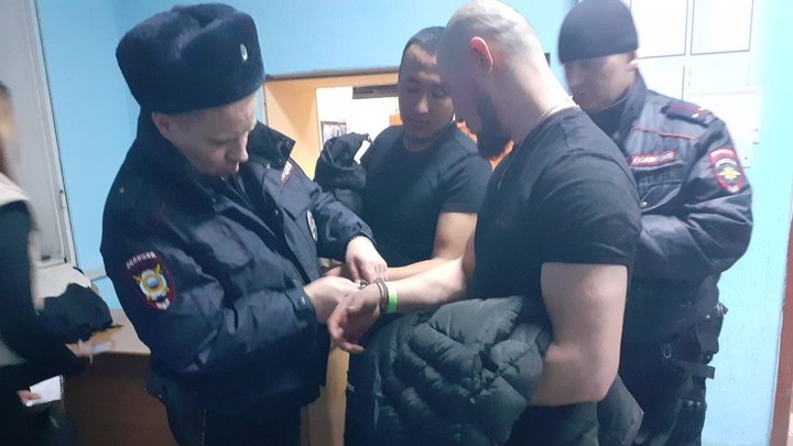 Новосибирских мигрантов-нелегалов выдворят из России после рейда в баре Звезда Востока