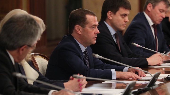 Медведев призвал приостановить дипотношения с Евросоюзом