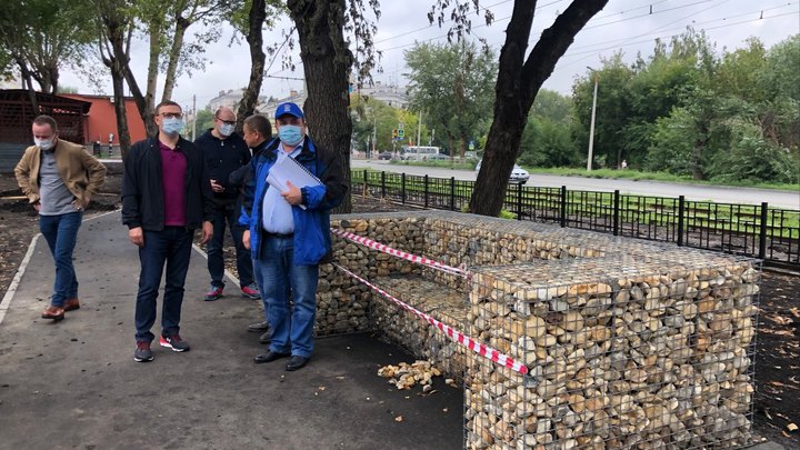 В Челябинске появились антивандальные лавочки–габионы