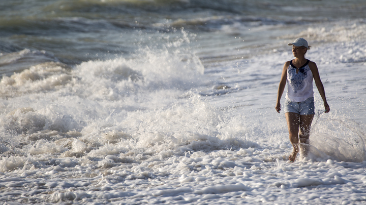 Спасая тонущего мальчика, люди в Севастополе выстроились в живую цепь и едва не погибли