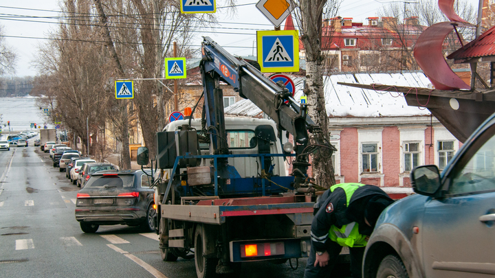 Парковаться в неположенных местах стало еще дороже: с 1 января вырос тариф на эвакуацию автомобилей