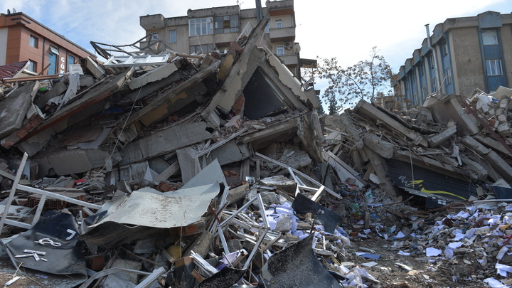 Под завалами в Турции могут быть четверо русских: Выслан резерв МЧС