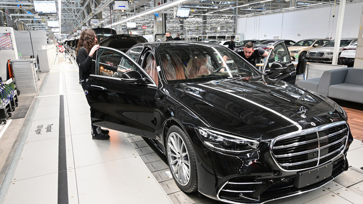 В Сочи заметили элитные машины Maybach с новосибирскими номерами