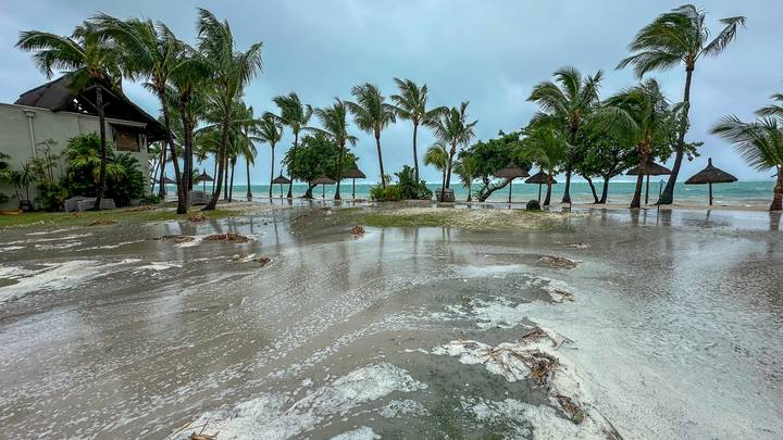 Райский остров обрушил беды на туристов: Под удар попали и русские путешественники